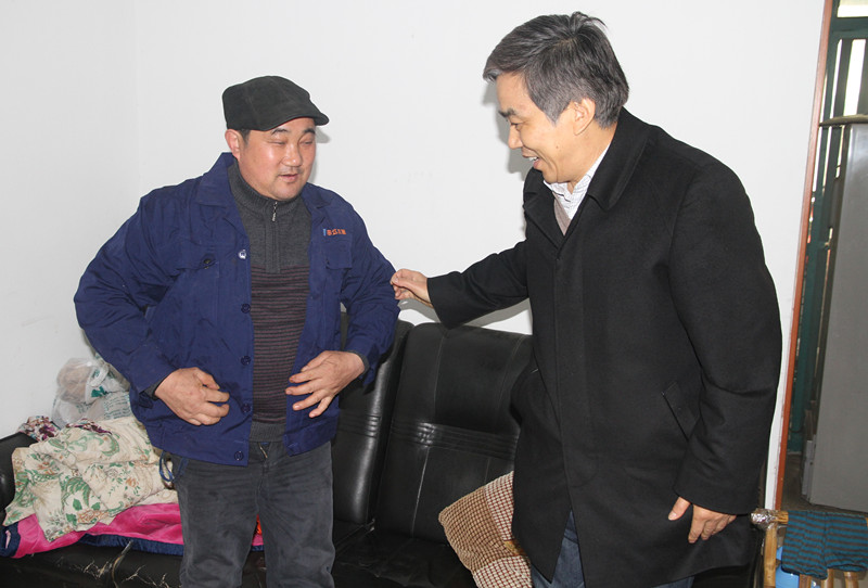 集團公司領導走訪慰問困難職工和勞動模范