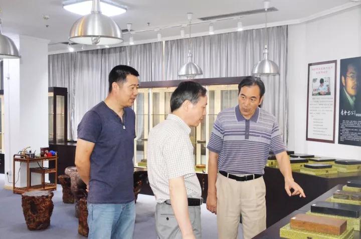 集團公司黨委書記、總經理虞岳明參觀省工藝品公司魯硯展