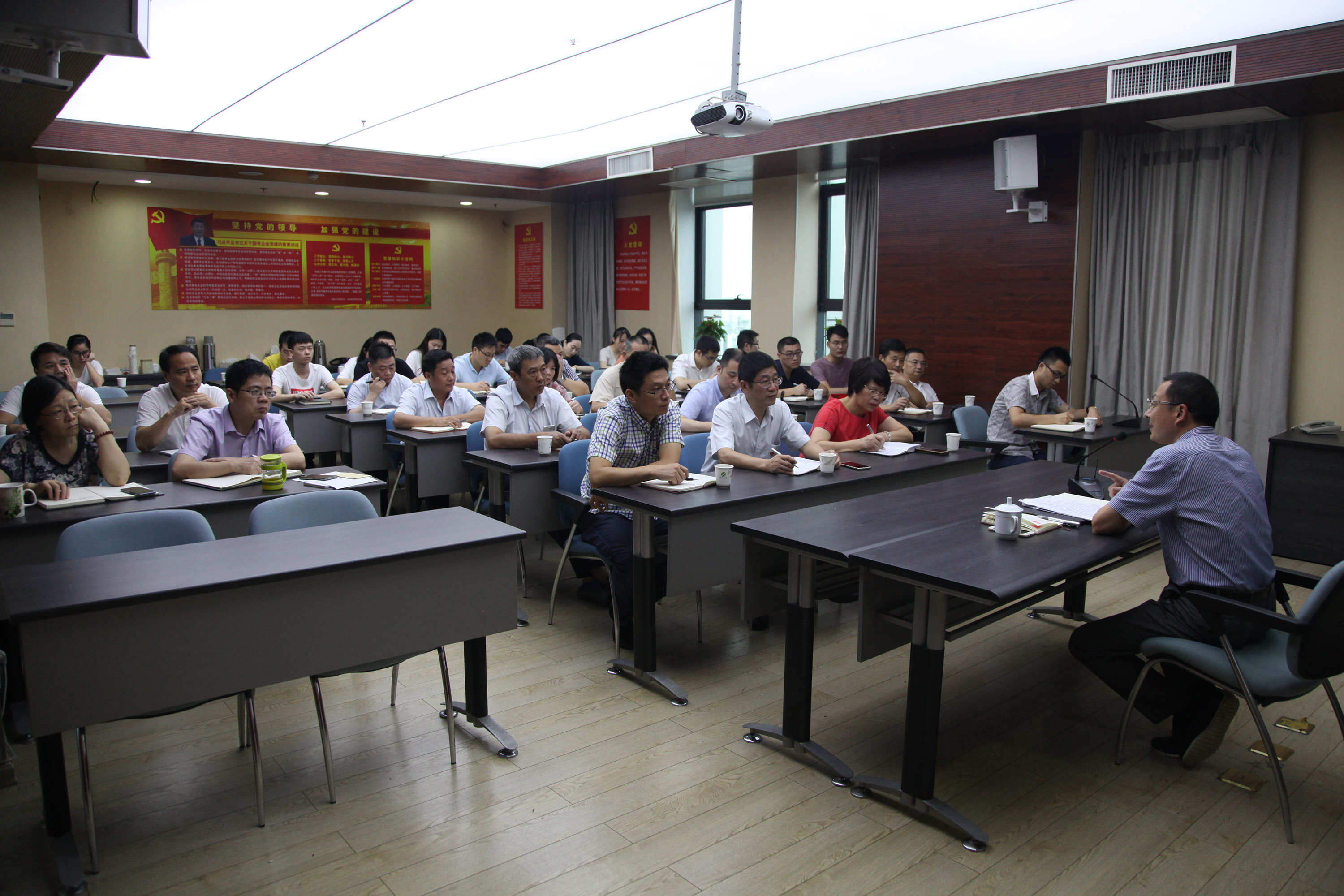 集團(tuán)公司副總經(jīng)理余顯勇赴商業(yè)公司廣杰公司宣講經(jīng)濟(jì)形勢