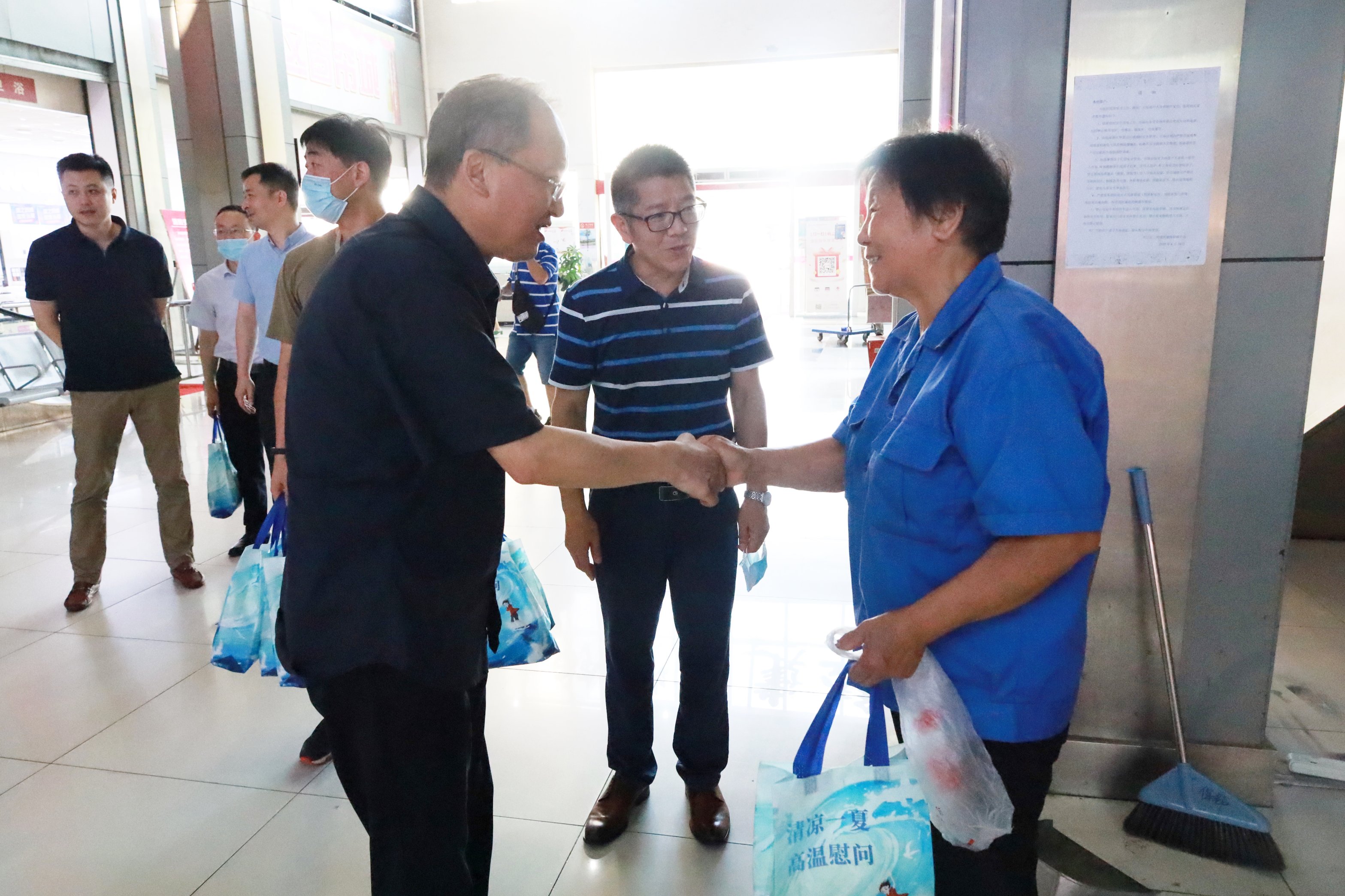 心系一線 致敬堅守 省二輕集團工會開展“高溫送清涼”走訪活動