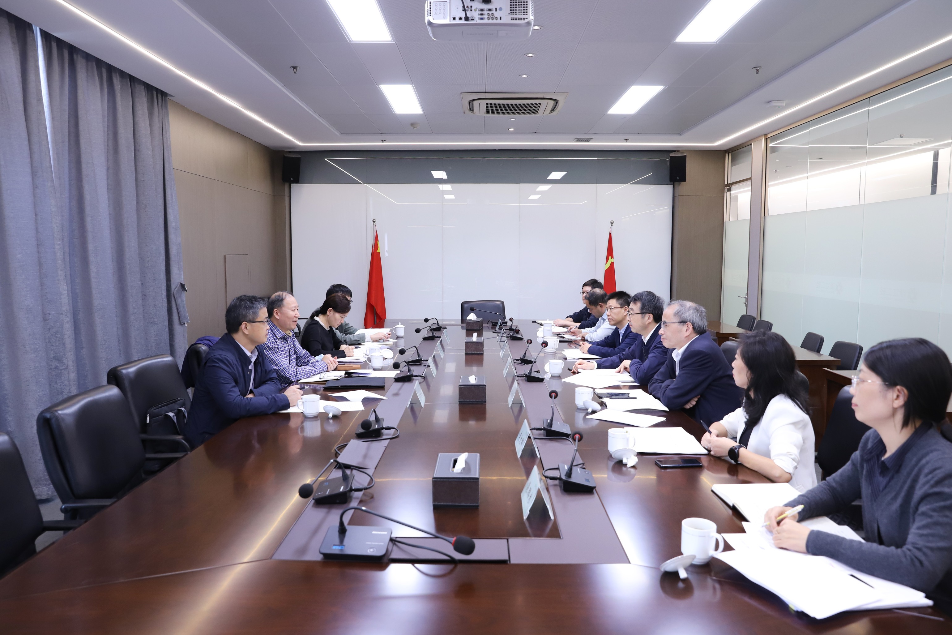 省國資委一級巡視員沈建平來省二輕集團調研除險保安工作