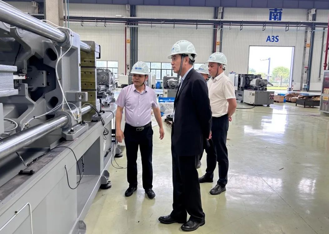 中國(guó)機(jī)械工業(yè)聯(lián)合會(huì)總經(jīng)濟(jì)師葉定達(dá)一行來(lái)省二輕集團(tuán)申達(dá)機(jī)器公司調(diào)研