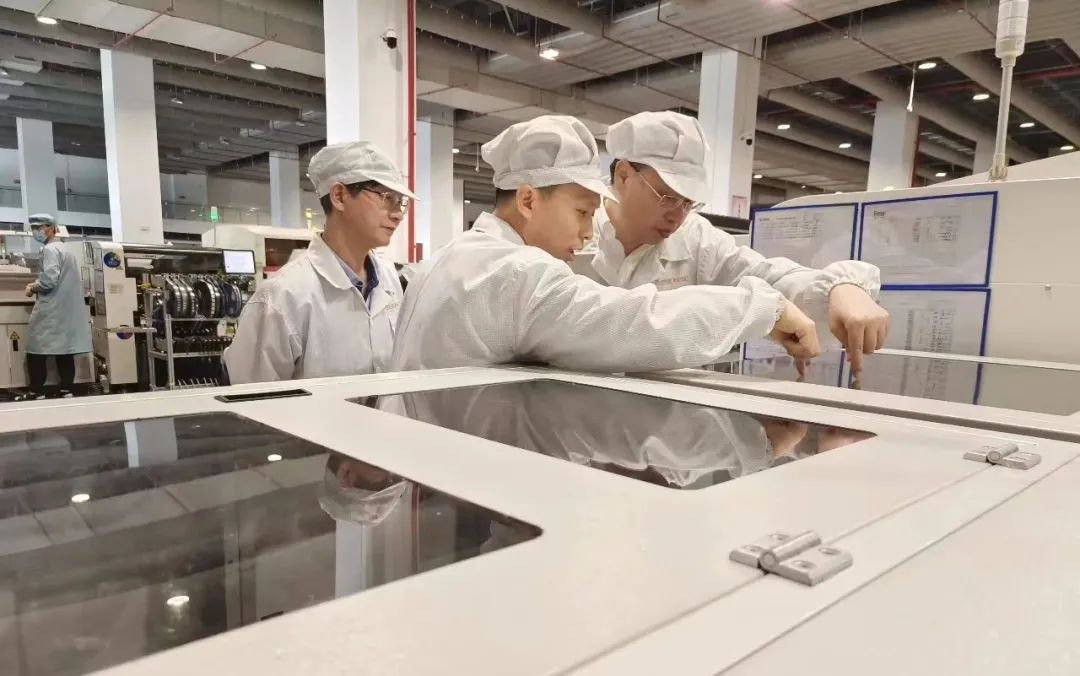 集團(tuán)公司黨委書(shū)記、董事長(zhǎng)楊勝杰一行赴紫光恒越調(diào)研智能工廠(chǎng)