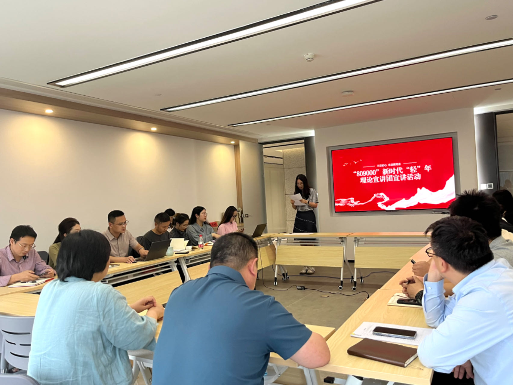 藝創(chuàng)文旅公司黨支部召開“809000”新時代“輕”年理論宣講團宣講暨警示教育活動