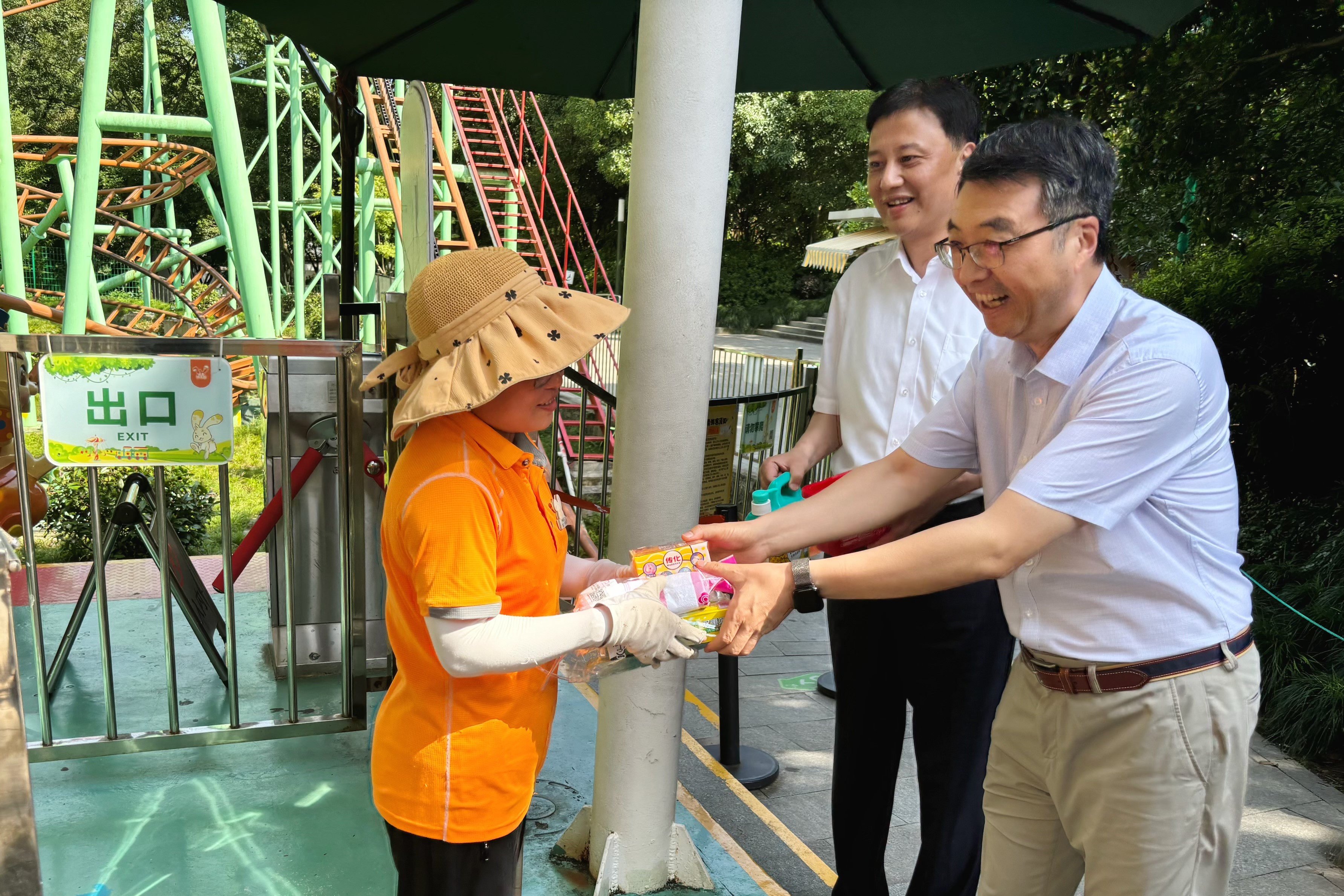 盛夏送清涼 關愛沁人心 省二輕集團開展高溫慰問活動